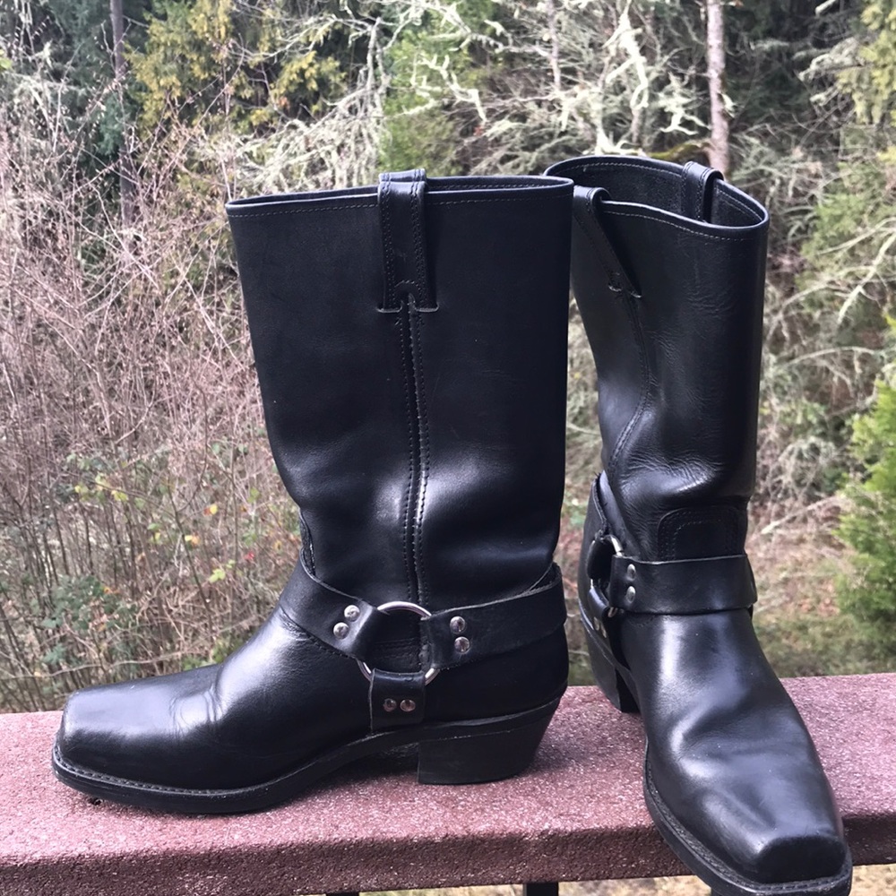 Frye’s Women’s Harness 12R Square-Toe Boot